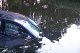 Auto te water in Berkhout na &#39;uitwijkmanoeuvre&#39;