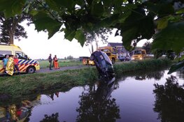 Auto te water in Berkhout na &#39;uitwijkmanoeuvre&#39;