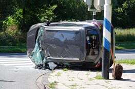 Auto op zijn kant door ongeluk in Hoorn