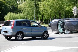 Auto op zijn kant door ongeluk in Hoorn