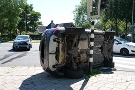 Auto op zijn kant door ongeluk in Hoorn