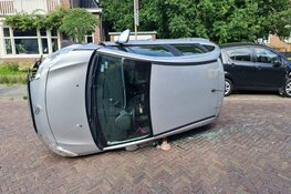 Auto op zijn kant bij ongeluk in Opmeer
