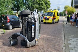 Auto op zijn kant bij ongeluk in Opmeer