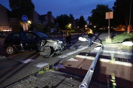 Auto tegen lantaarnpaal na &#39;uitwijkmanoeuvre&#39;