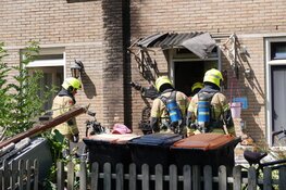 Oude motorfiets in brand tegen woning in Grootebroek