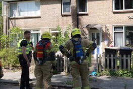 Oude motorfiets in brand tegen woning in Grootebroek