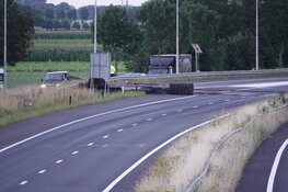 A7 grotendeels afgesloten door brandende hooibalen, banden en asbest