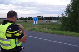 A7 grotendeels afgesloten door brandende hooibalen, banden en asbest