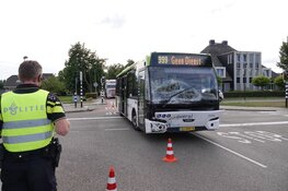 Werkbus op zijn kant na ongeval met Connexionbus in Zwaag