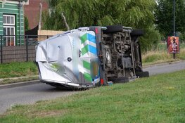 Werkbus op zijn kant na ongeval met Connexionbus in Zwaag