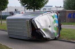 Werkbus op zijn kant na ongeval met Connexionbus in Zwaag