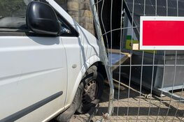 Bestuurder bestelbus onwel en rijdt tegen hekwerk De Koepoort in Enkhuizen