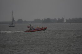 Kano drijft weg, enorme zoekactie op gang