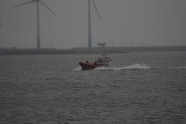 Kano drijft weg, enorme zoekactie op gang