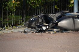 Scooterrijders botsen in Venhuizen, twee gewonden