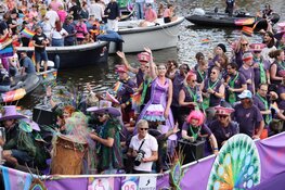 Canal Parade Pride Amsterdam in volle gang (fotoalbum)