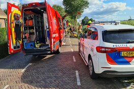 Auto met belandt in het water bij Opperdoes, vrouw gered door omstanders