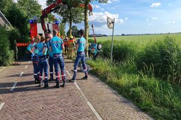 Auto met belandt in het water bij Opperdoes, vrouw gered door omstanders