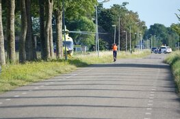 Auto met belandt in het water bij Opperdoes, vrouw gered door omstanders