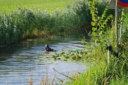Auto met belandt in het water bij Opperdoes, vrouw gered door omstanders
