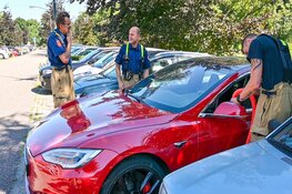 Kind zit vast in Tesla, hulpdiensten schieten te hulp in Hoorn