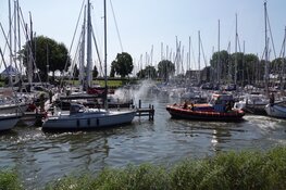 Brand in haven in Enkhuizen