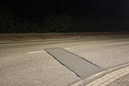 Auto vliegt uit de bocht in Enkhuizen