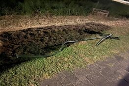 Auto vliegt uit de bocht in Enkhuizen