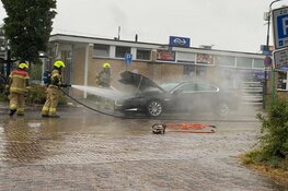 Auto in brand vlak voor station Bovenkarspel