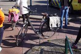 Automobilist vlucht na botsing met fietser in Enkhuizen