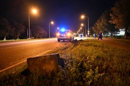 Auto op zijn kant bij ongeval in Hoorn