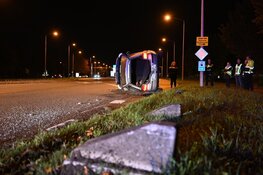 Auto op zijn kant bij ongeval in Hoorn