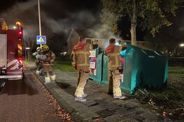 Kledingcontainer in brand in Enkhuizen