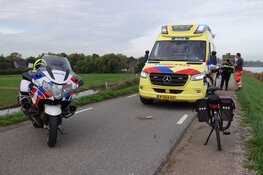 Fietser ten val door inhaalactie in Venhuizen