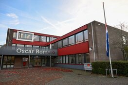 Eerste bloemen bij school Oscar Romero na overlijden slachtoffer (14) steekincident