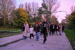 Honderden belangstellen bij stille tocht in Hoorn voor overleden Dani (14)