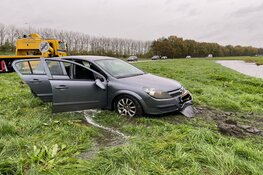 Auto te water langs de Venneweg in Berkhout