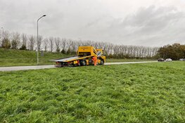 Auto te water langs de Venneweg in Berkhout