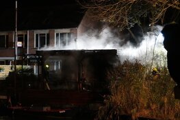 Grote brand naast woning in Enkhuizen