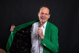 Cabaretier Vincent Bijlo geeft eindejaarsconference in Spanbroek:  "Humor brengt meer dan ooit verlichting"
