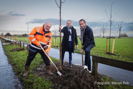 Overdracht van Westfriese wegen met 1750 nieuwe bomen