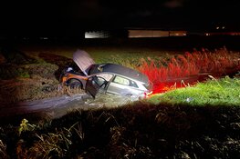 Gladheid in de provincie: Auto te water in Andijk