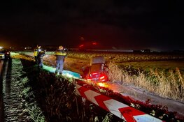 Gladheid in de provincie: Auto te water in Andijk