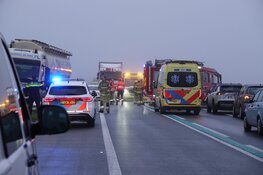 Botsing tussen automobilist en vrachtwagen op Markerwaarddijk