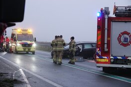 Botsing tussen automobilist en vrachtwagen op Markerwaarddijk