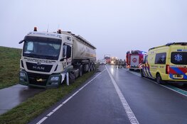 Botsing tussen automobilist en vrachtwagen op Markerwaarddijk