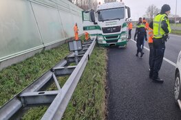 Vrachtwagen rijdt tegen vangrail op A7 thv Hoorn
