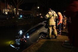 Auto te water in Enkhuizen, niemand aangetroffen