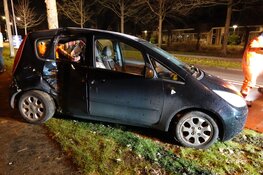 Automobiliste vliegt uit de bocht in Zwaag