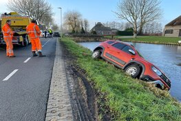 Handrem vergeten: auto te water in Berkhout